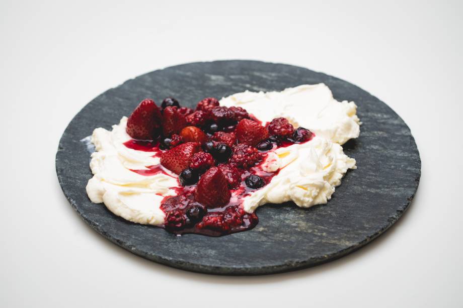 Pedida de sobremesa: creme de queijo mascarpone com frutas vermelhas passadas pela brasa Pedida de sobremesa: creme de queijo mascarpone com frutas vermelhas passadas pela brasa