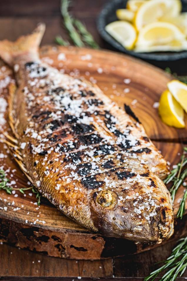 Peixe inteiro: prato principal no grego Fotiá Peixe inteiro: prato principal no grego Fotiá