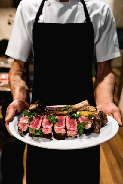 Feitos perto da brasa: costata di manzo, carne de black angus maturada, e costeletas de cordeiro Feitos perto da brasa: costata di manzo, carne de black angus maturada, e costeletas de cordeiro