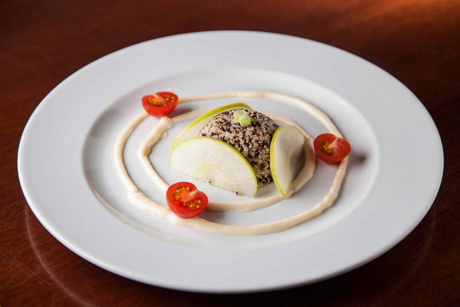 Salada: feita com quinoa e maçã verde Salada: feita com quinoa e maçã verde