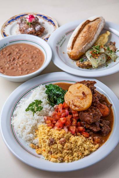Carne de panela com arroz, farofa, vinagrete e couve mais feijão, servido à parte: pedida do menu executivo Carne de panela com arroz, farofa, vinagrete e couve mais feijão, servido à parte: pedida do menu executivo