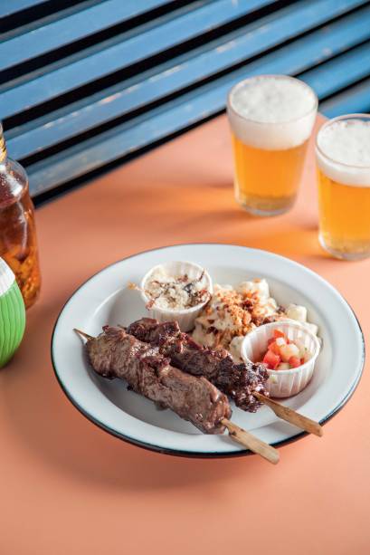 Espetinhos: filé de costela com bufê de acompanhamentos à vontade Espetinhos: filé de costela com bufê de acompanhamentos à vontade