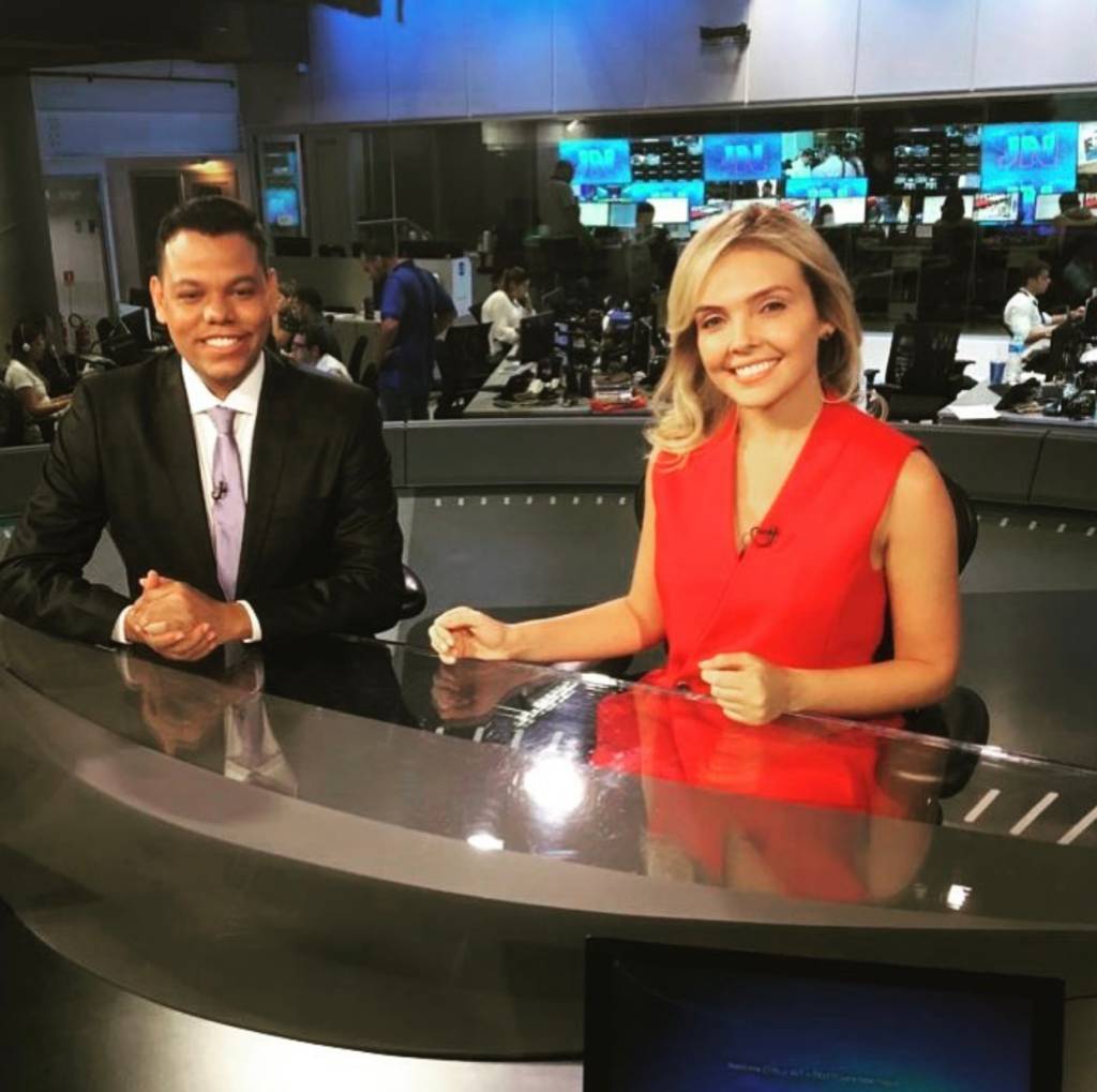 Apresentador do Jornal Nacional emociona ao falar de dificuldade familiar