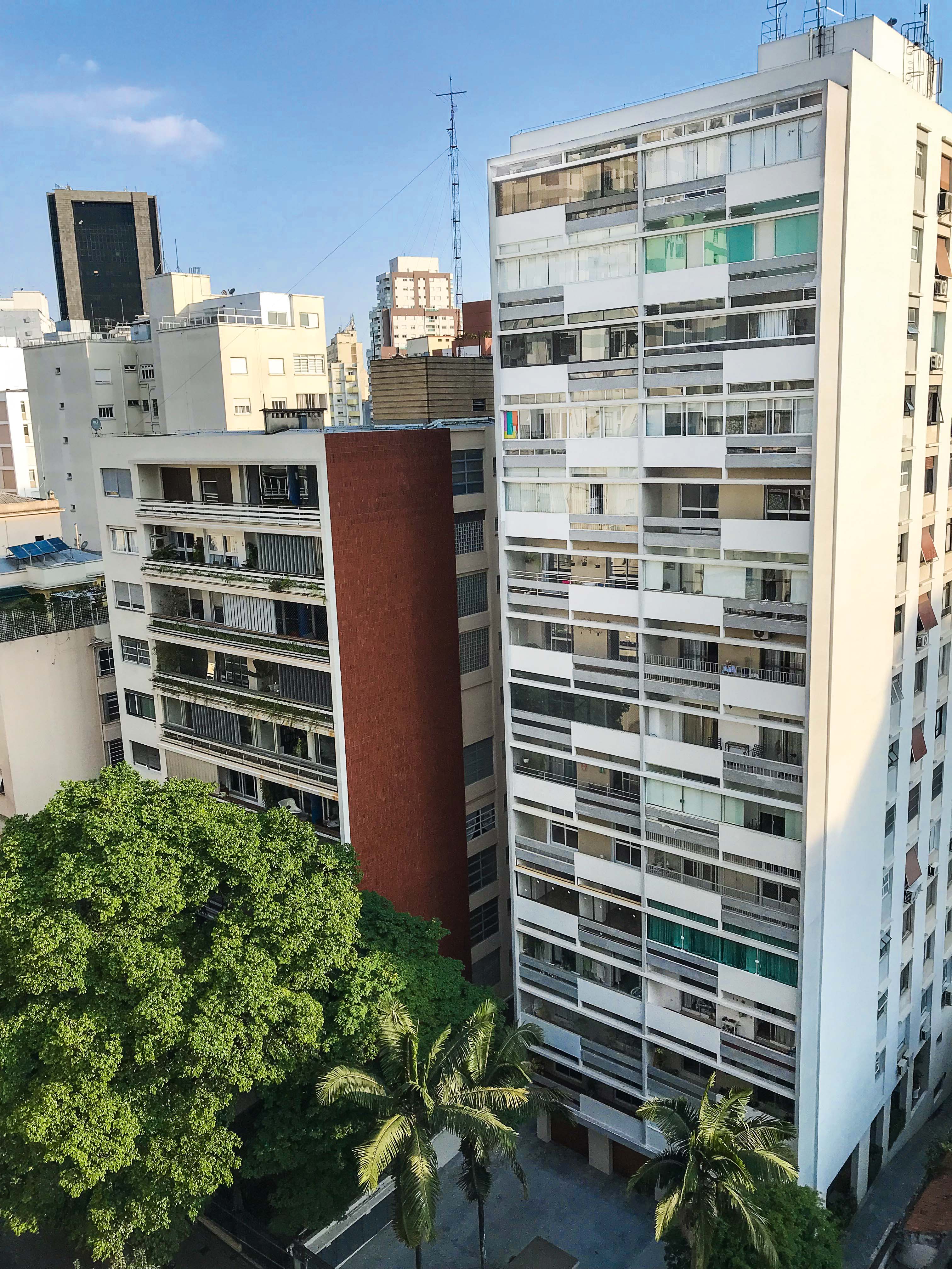 Rua Piau&iacute; traz dois belos exemplares da arquitetura moderna lado a lado