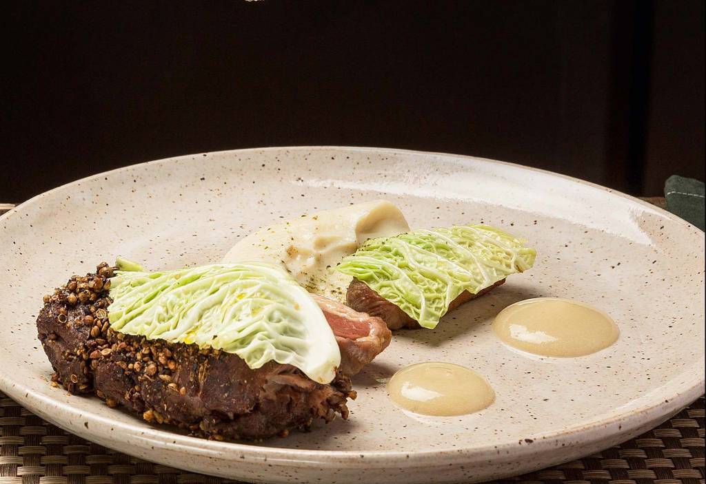 Receita: cordeiro, purê de couve-flor, dukkah, uva e mostarda do Mensa