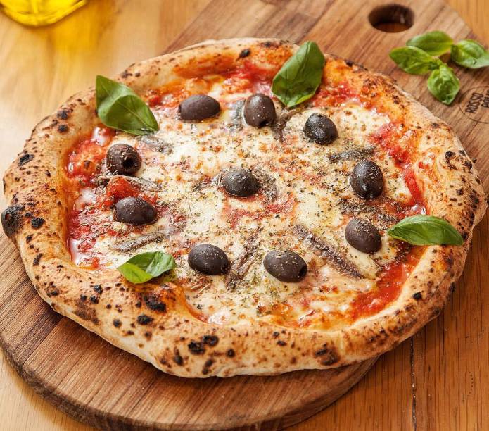 Napolitana: molho de tomate, mussarela, azeitona preta e folhas de manjericão Napolitana: molho de tomate, mussarela, azeitona preta e folhas de manjericão