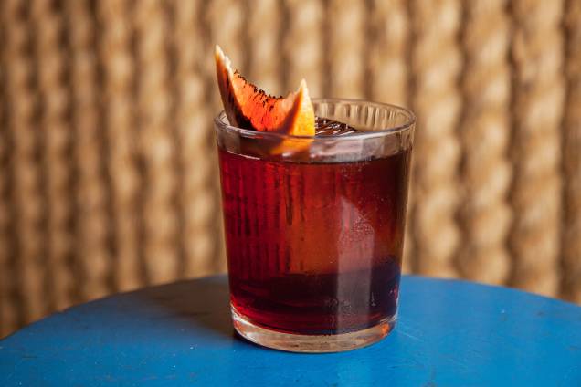 Sweet boulevard: uísque, vermute tinto, Campari, Fernet-Branca e tintura de sal Sweet boulevard: uísque, vermute tinto, Campari, Fernet-Branca e tintura de sal