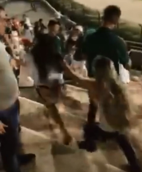 Suposta corintiana é agredida por torcida do Palmeiras no Pacaembu