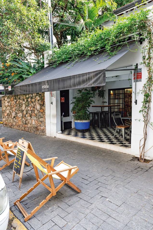 Em Pinheiros: ambiente dedicado à refeições rápida Em Pinheiros: ambiente dedicado à refeições rápida