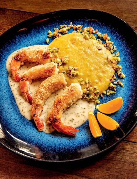 Camarões empanados crocantes com pirão de farinha de copioba Camarões empanados crocantes com pirão de farinha de copioba