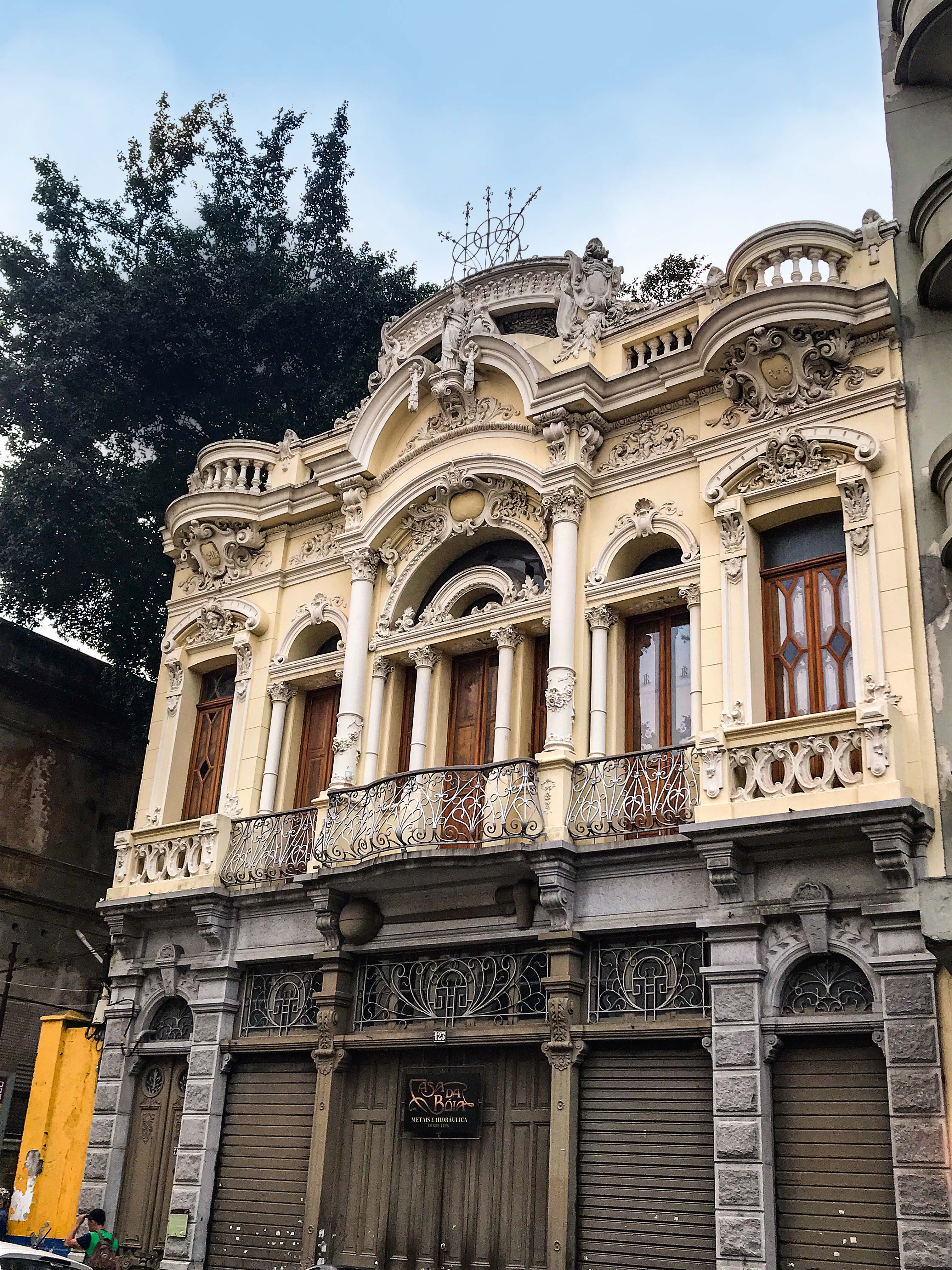 Belle époque reduzida a estacionamentos na Rua Florêncio de Abreu