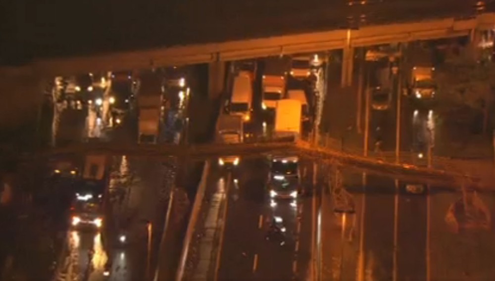 Passarela desaba na Marginal Tietê e atinge quatro veículos