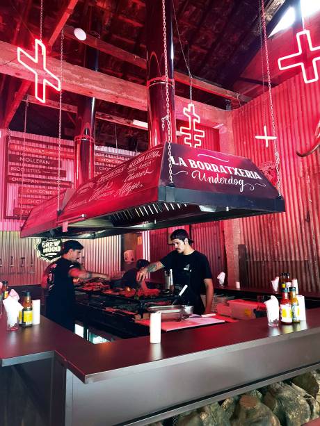 Parrilla, no centro do salão Parrilla, no centro do salão