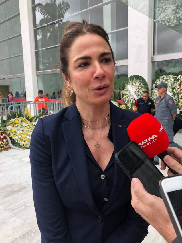 Luciana Gimenez: presença no enterro do amigo Luciana Gimenez: presença no enterro do amigo