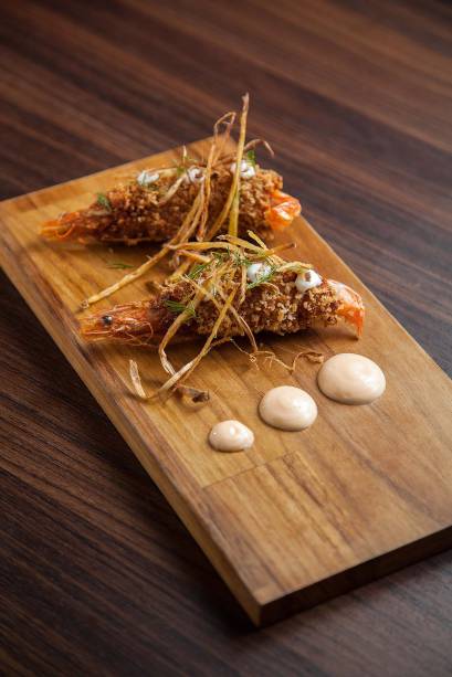 Camarões envoltosem alheira: comfios de gengibre Camarões envoltosem alheira: comfios de gengibre