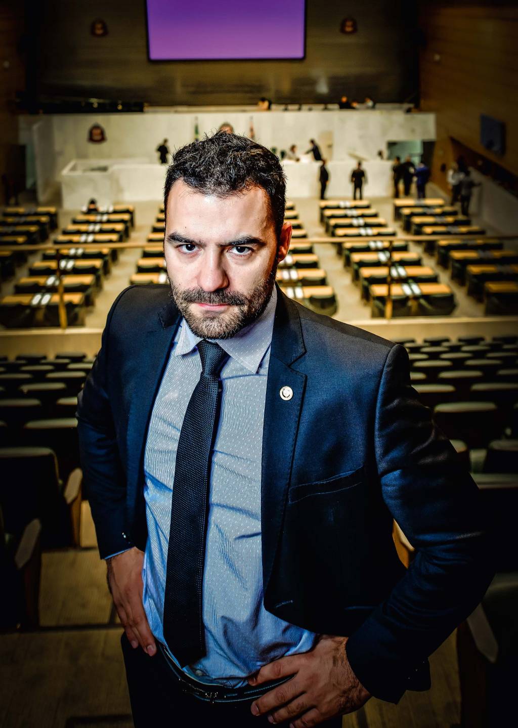 Mamãe Falei leva ao plenário estilo provocador da web e acumula confusões