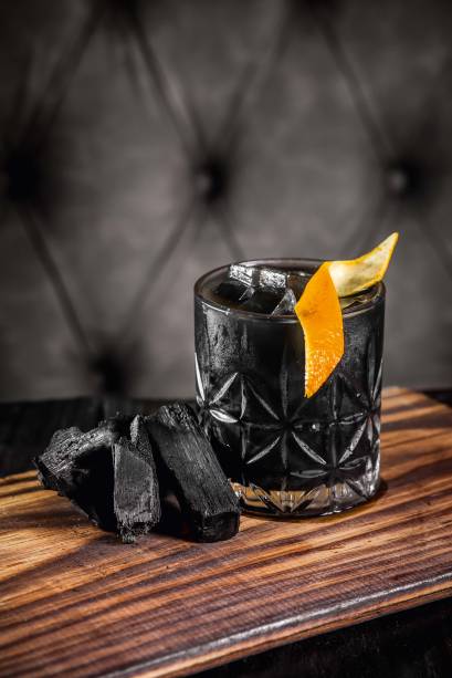 Negroni charbon: drinque é preparado com carvão ativado