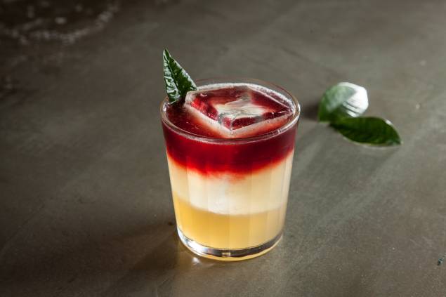 NY sour: bourbon, limão-siciliano e vinho tinto NY sour: bourbon, limão-siciliano e vinho tinto