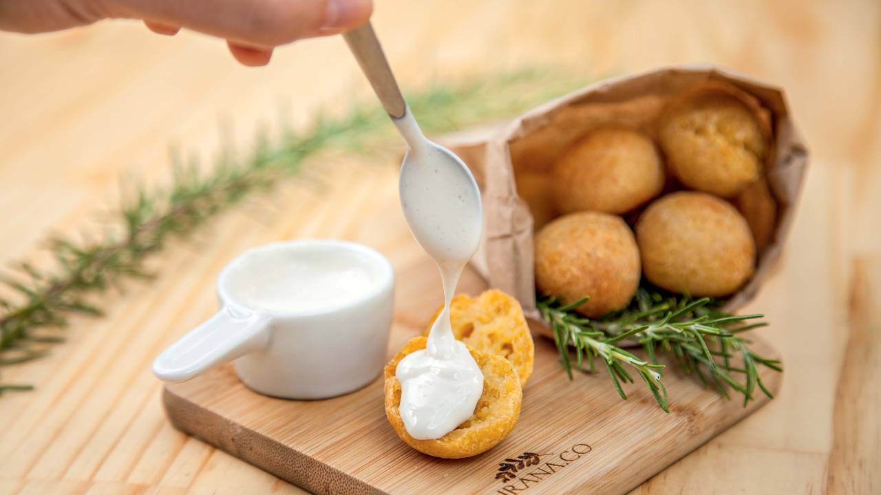 Tábua com pão de mandioquinha em cima