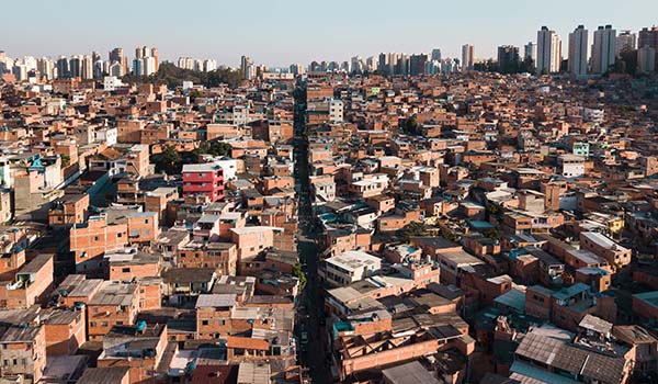 PM impede baile funk e cerca Paraisópolis