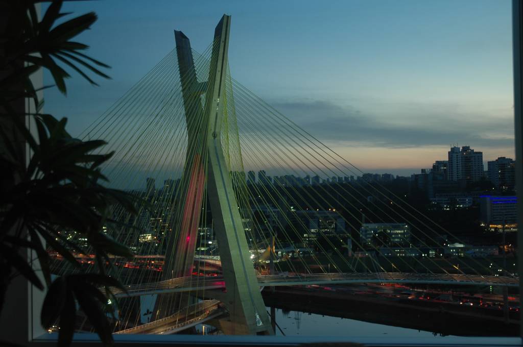 Pontos turísticos ganham iluminação especial para alertar sobre afogamento