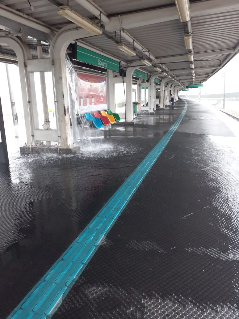 Chuva forte cria cascata em plataforma da Linha 9-Esmeralda da CPTM