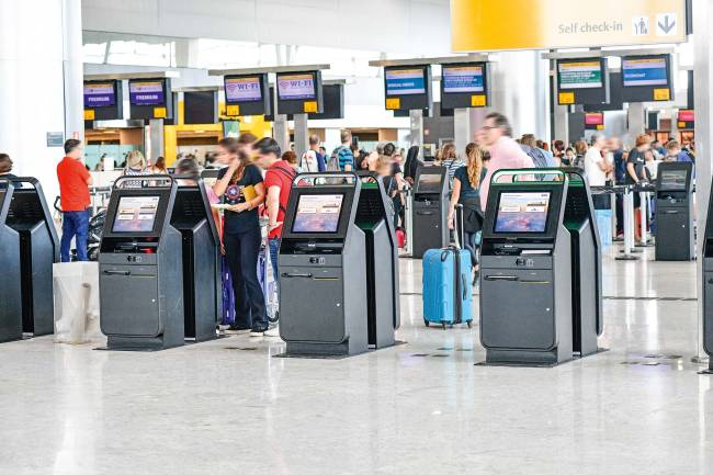 A imagem mostra guichês no aeroporto de Guarulhos