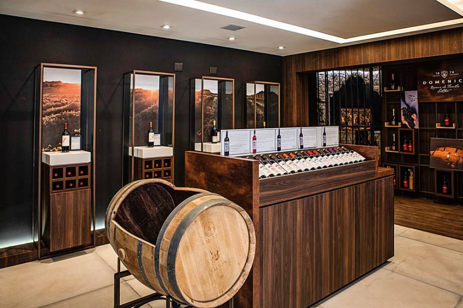 Um dos espaços da loja: barrica faz parte da decoração Um dos espaços da loja: barrica faz parte da decoração