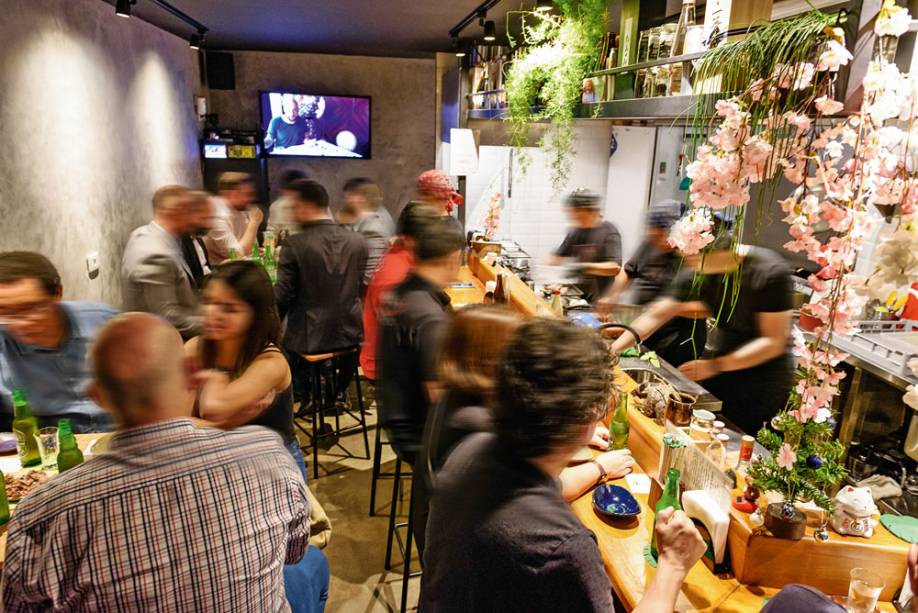 O espaço apertadinho com balcão: pedidas orientais O espaço apertadinho com balcão: pedidas orientais