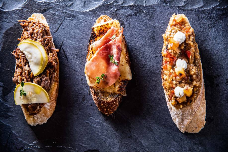 Tapas: queijo e presunto cru, carne de panela e abobrinha, e tomate Tapas: queijo e presunto cru, carne de panela e abobrinha, e tomate