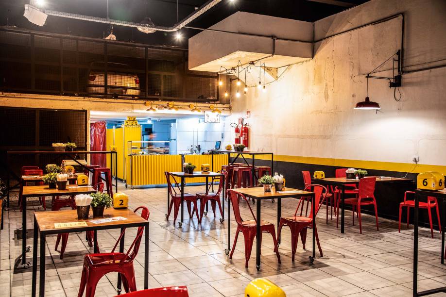 Salão inusitado: estacionamento de dia, bar de noite Salão inusitado: estacionamento de dia, bar de noite