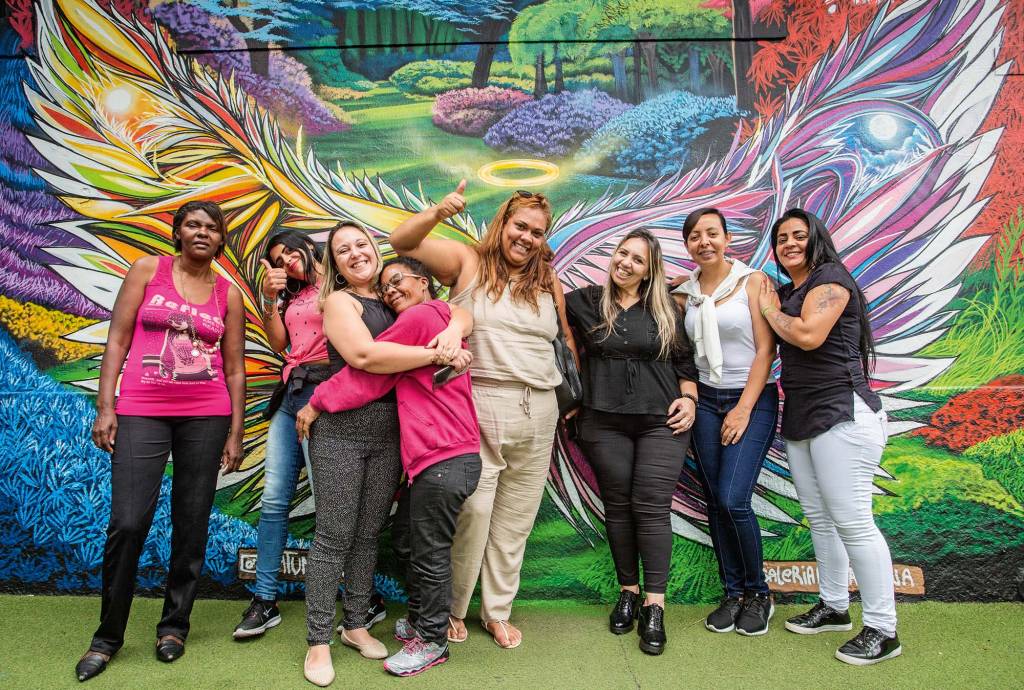 Cooperativa de costureiras oferece cursos a ex-detentas