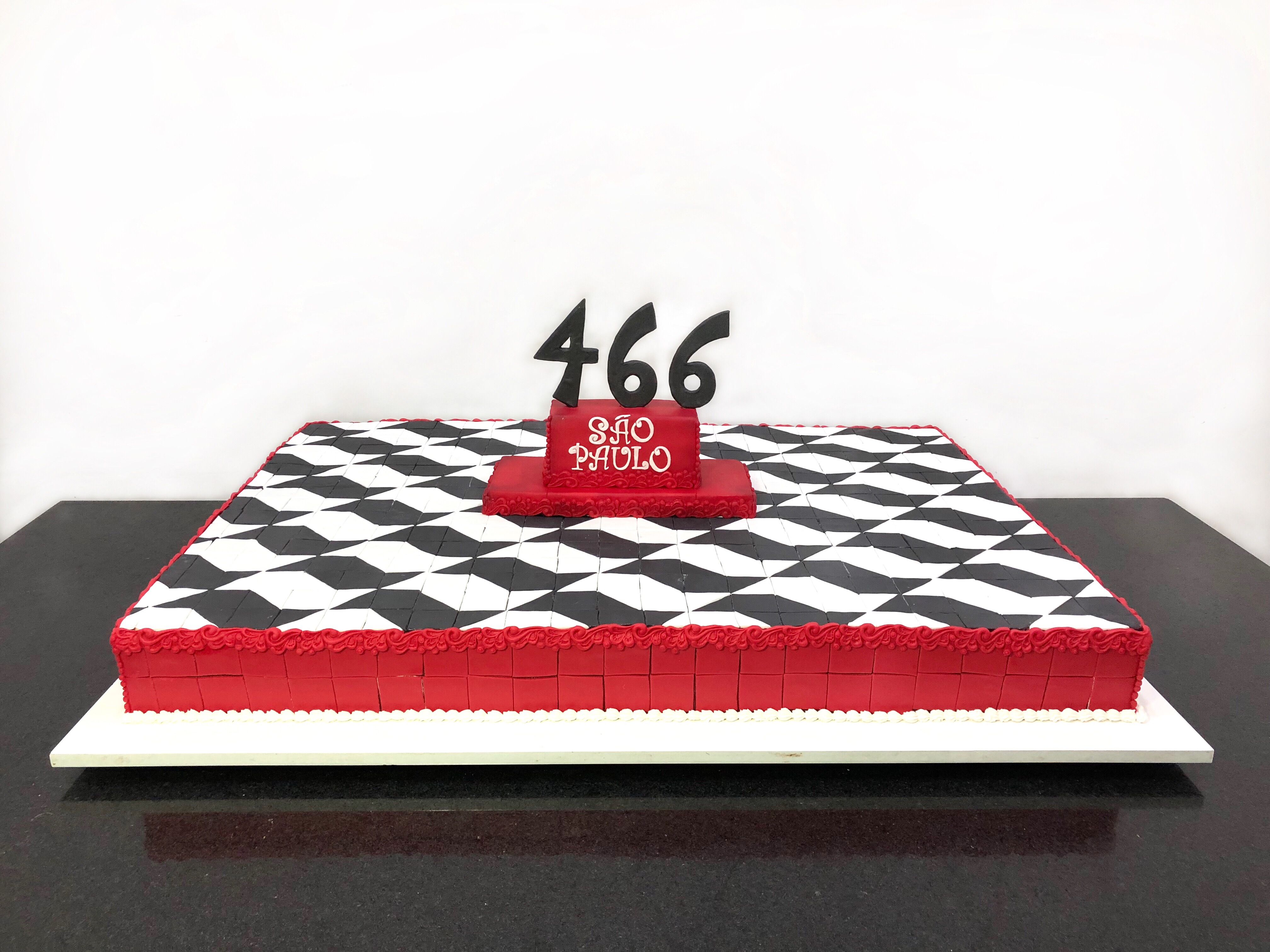 Carlo’s Bakery distribui bolo de graça no aniversário de São Paulo