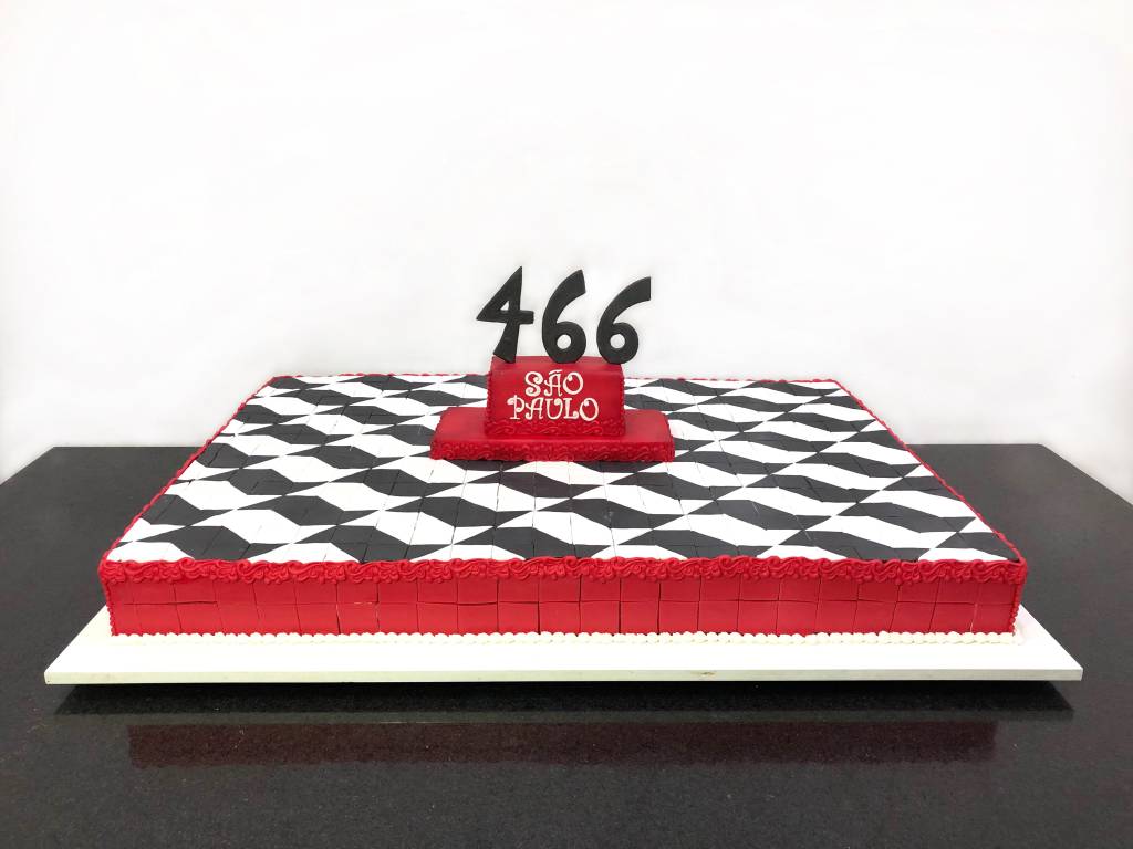 Carlo’s Bakery distribui bolo de graça no aniversário de São Paulo