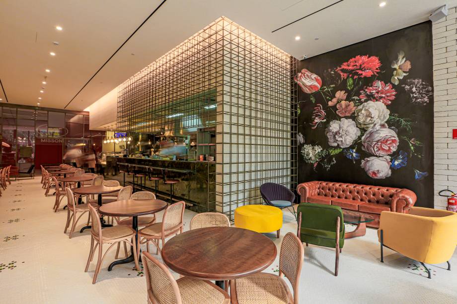 Decoração que chama atenção: papel de parede florido polonês trazido de Londres