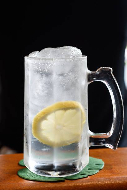 Haiboru: uísque, tônica e xarope de limão-siciliano Haiboru: uísque, tônica e xarope de limão-siciliano