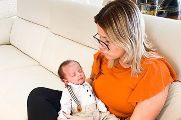 Marília Mendonça faz tatuagens em homenagem ao filho