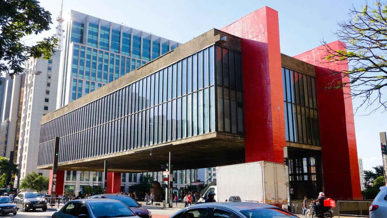 Imagem do Museu de Arte de São Paulo, numa visão onde se pega toda a arquitetura.