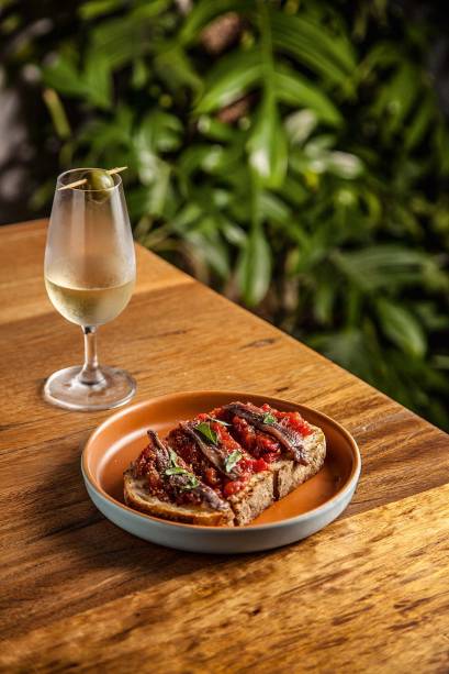 Boa escolha para petiscar: torrada com purê de tomate, aliche e manjericão Boa escolha para petiscar: torrada com purê de tomate, aliche e manjericão