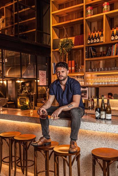 Leandro Mattiuz: sócio faz a seleção dos rótulos Leandro Mattiuz: sócio faz a seleção dos rótulos