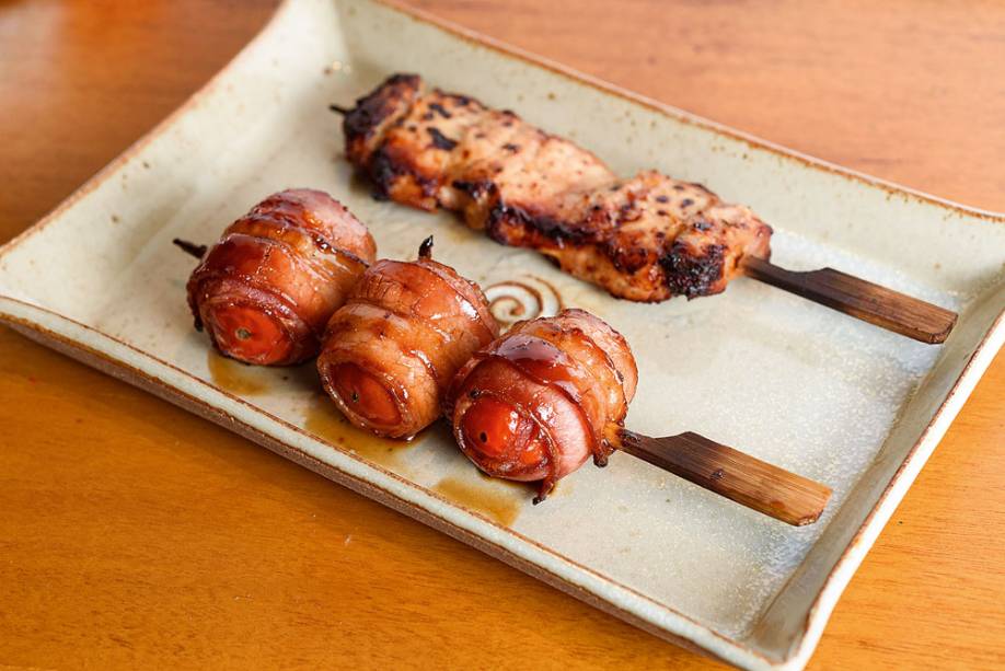 Da grelha: espetos de barriga suína ao missô Da grelha: espetos de barriga suína ao missô