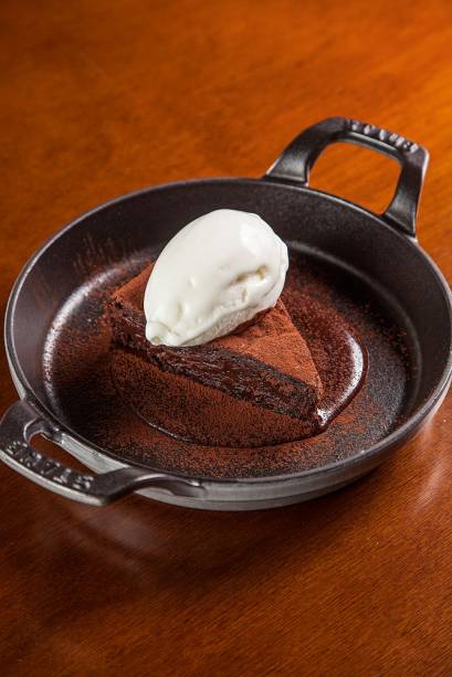 Torta de chocolate com sorvete de leite: pedida para finalizar Torta de chocolate com sorvete de leite: pedida para finalizar