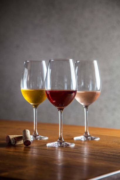 Boa oferta de vinhos: 120 garrafas Boa oferta de vinhos: 120 garrafas