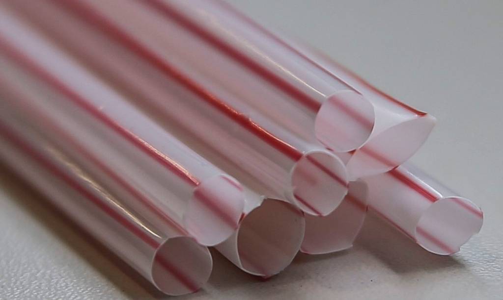 Fornecer canudo de plástico pode dar multa de até 8 000 reais na capital