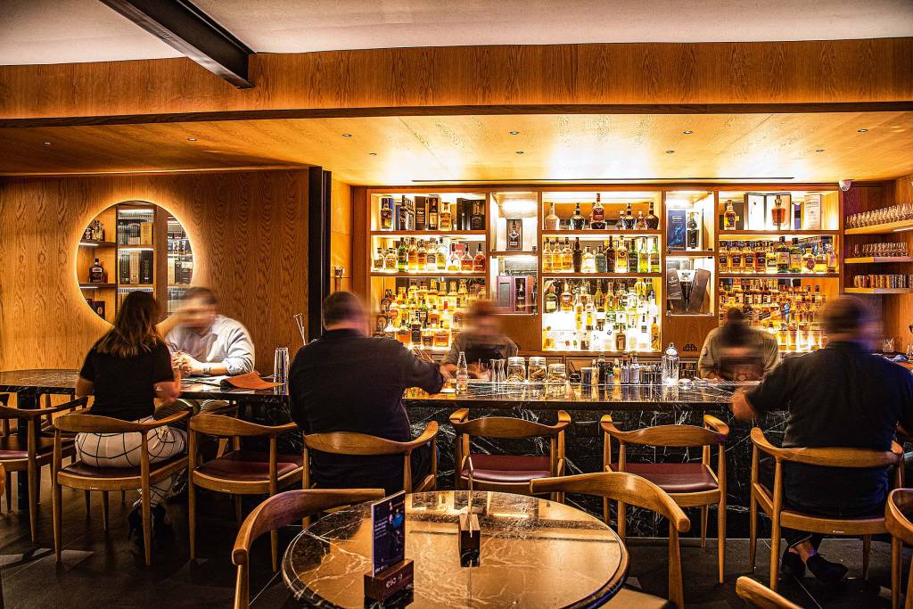 Curte uísque? Bar recebe bartenders que preparam drinques com o destilado