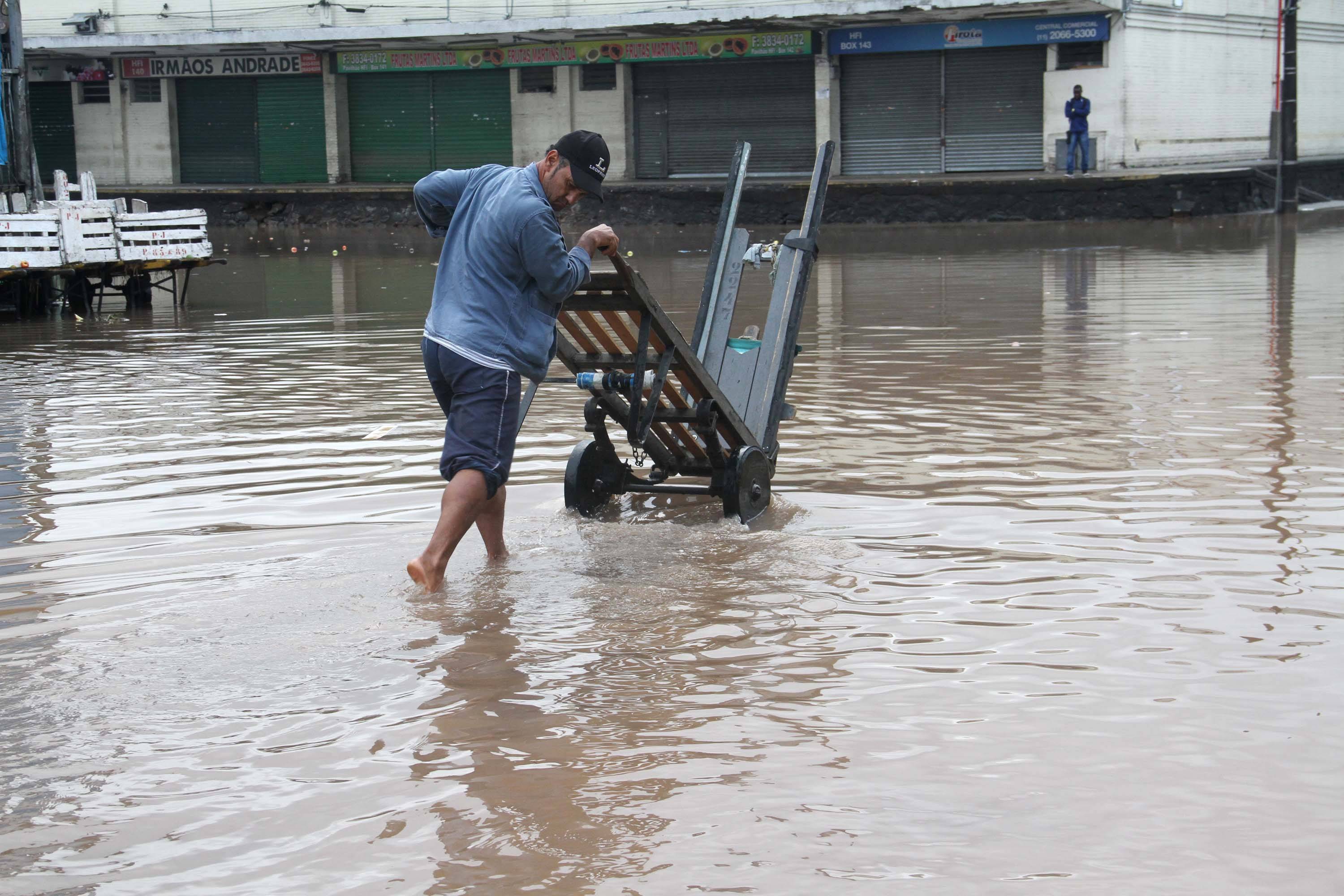 Água abaixa no Ceagesp, mas complexo permanece fechado nesta terça (11)