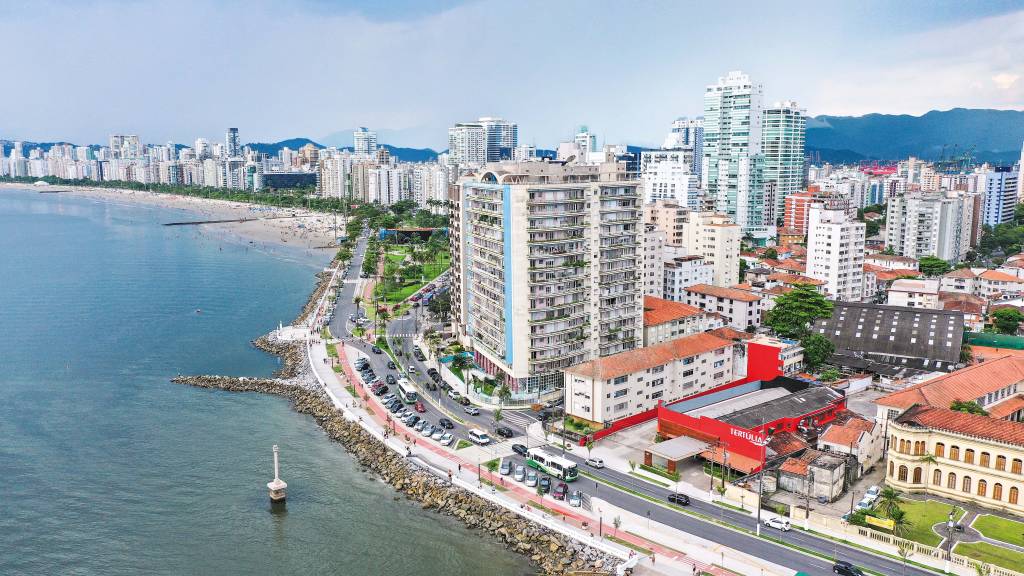 Contraste na praia: edifício tem vista desimpedida para Santos e Guarujá
