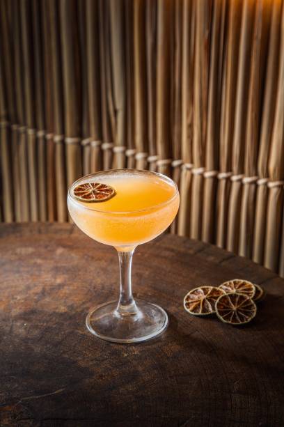 Borgonha: drinque de vodca com capim- santo, xarope de acerola, marasquino e espumante Borgonha: drinque de vodca com capim- santo, xarope de acerola, marasquino e espumante