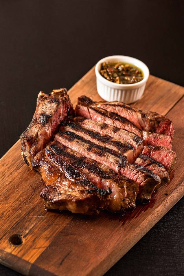 Corte dry aged: maturado a seco e grelhado no ponto certo Corte dry aged: maturado a seco e grelhado no ponto certo