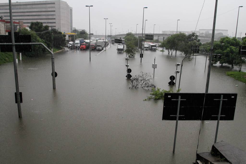 Bruno Covas descumpre promessa de isentar IPTU de vítimas de enchente